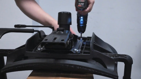 ¿Cómo reparar una silla de escritorio que baja sola al sentarse?