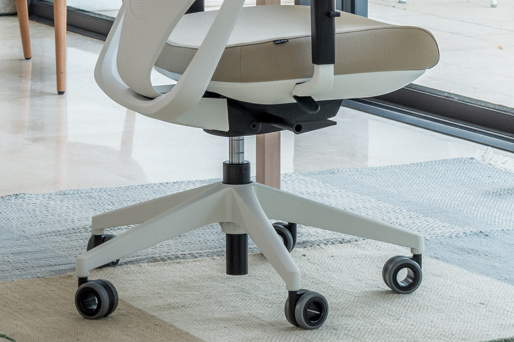 ¿Cuál es el mecanismo que hace que una silla suba y baje?