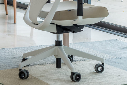 ¿Cuál es el mecanismo que hace que una silla suba y baje?