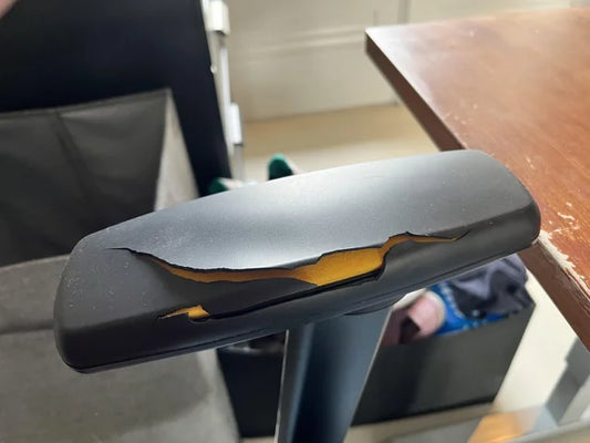 ¿Cómo reparar el reposabrazo de tu silla de oficina?