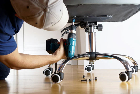 ¿Qué herramientas y materiales se utilizan para reparar una silla rota de una pata?